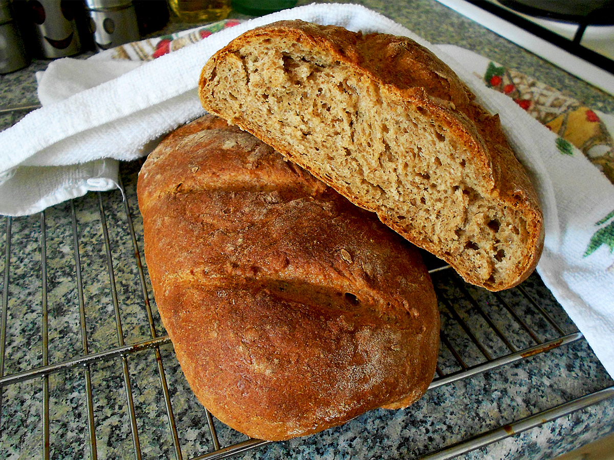 Рецепт отрубного хлеба. Хлеб Vierkornbrot. Хлеб пшеничный с отрубями. Хлеб с высевками. Белый хлеб с отрубями.